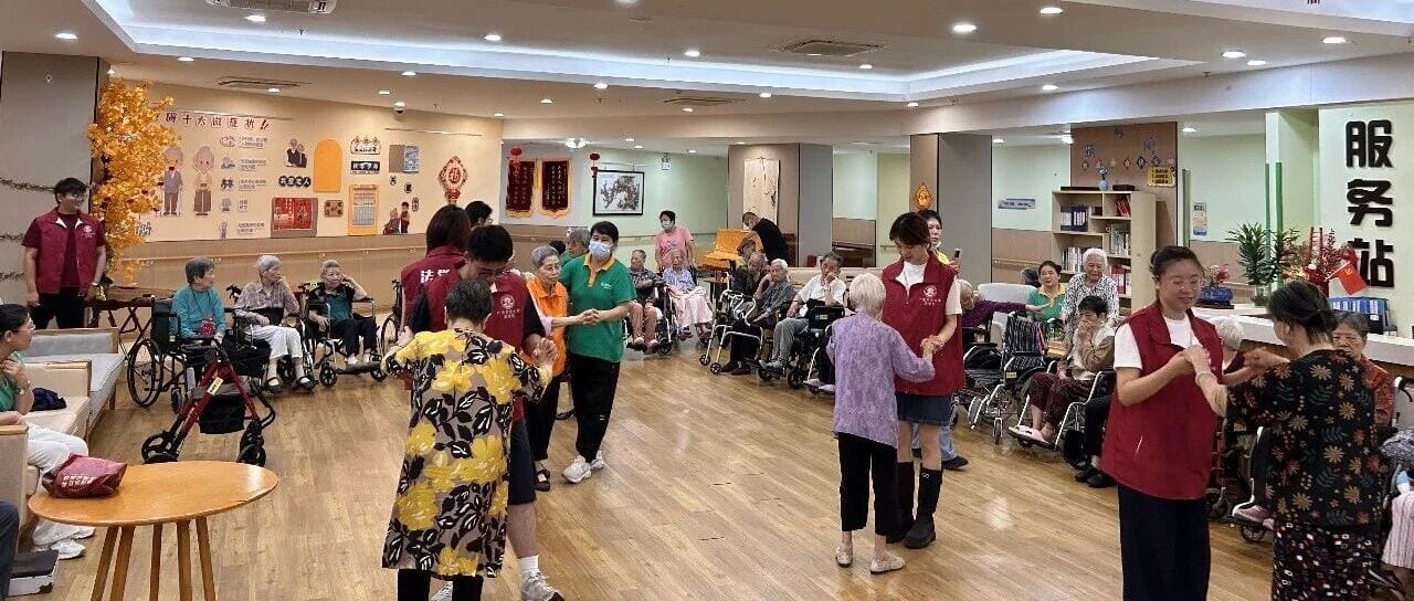 青春伴夕阳,舞步暖人心|广东财经大学学子进院开展暖心交谊舞会